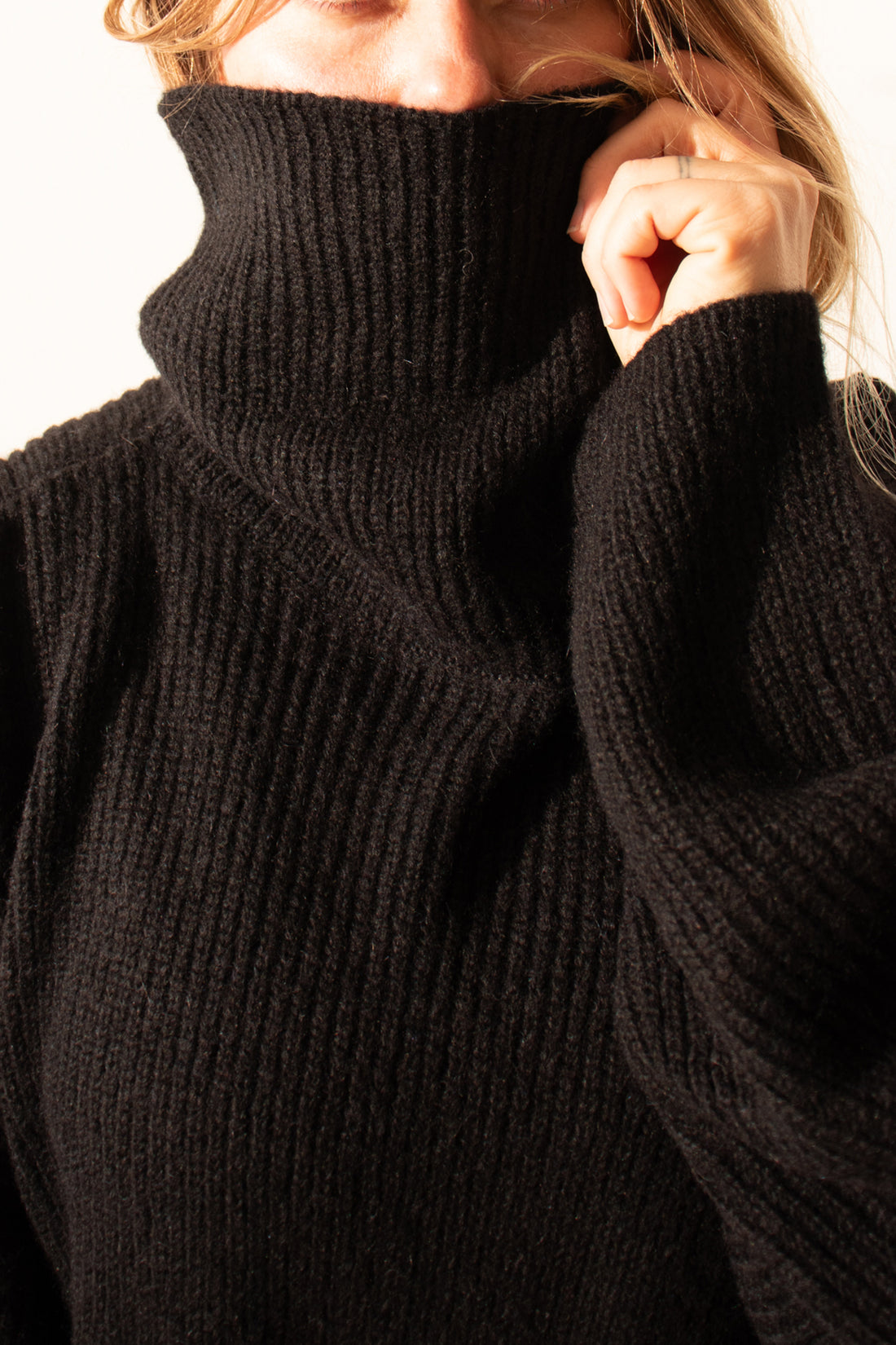 BOXY TURTLENECK SWEATER