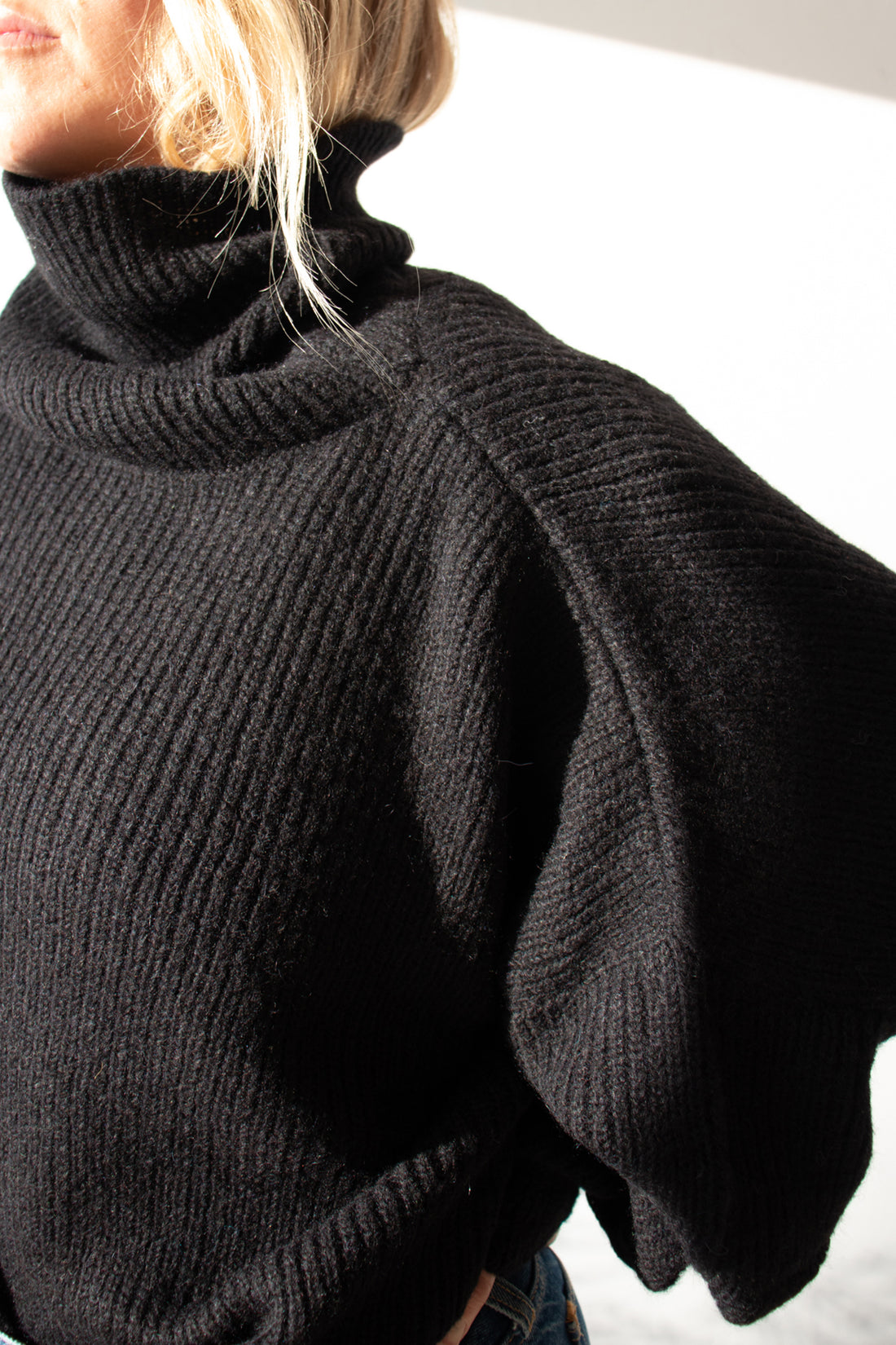 BOXY TURTLENECK SWEATER